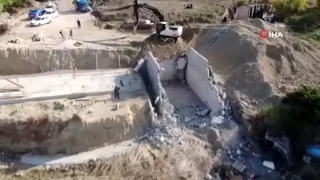 Sit alanına yapılan inşaatta yıkım başladı Sit alanına yapılan inşaatta yıkım başladı