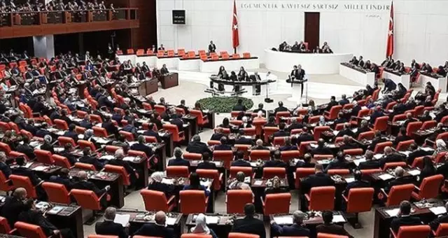 TBMM'de Bülent Ecevit tartışması: Milletvekilleri birbirine girdi TBMM'de Bülent Ecevit tartışması: Milletvekilleri birbirine girdi