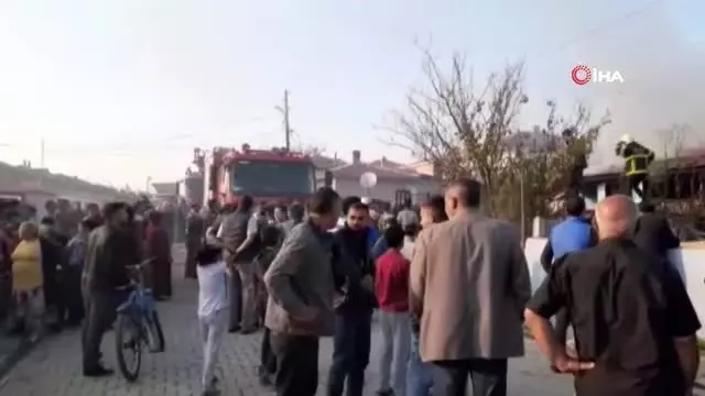 Tek katlı ev yandı, mahalleli sokağa döküldü Tek katlı ev yandı, mahalleli sokağa döküldü