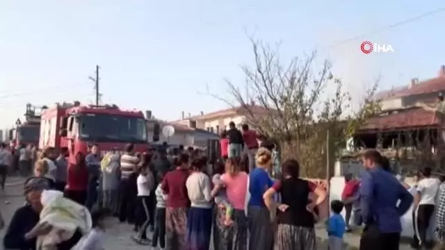 Tek katlı ev yandı, mahalleli sokağa döküldü Tek katlı ev yandı, mahalleli sokağa döküldü