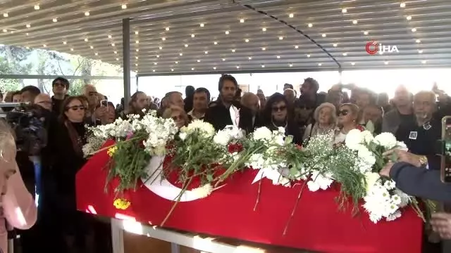 Usta tiyatrocu Yıldız Kenter son yolculuğuna uğurlandı.