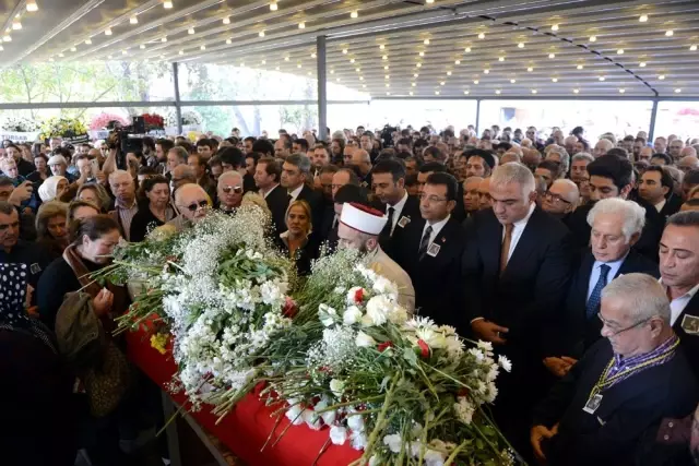 Usta tiyatrocu Yıldız Kenter son yolculuğuna uğurlandı Usta tiyatrocu Yıldız Kenter son yolculuğuna uğurlandı