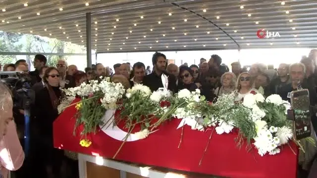 Usta tiyatrocu Yıldız Kenter son yolculuğuna uğurlandı Usta tiyatrocu Yıldız Kenter son yolculuğuna uğurlandı