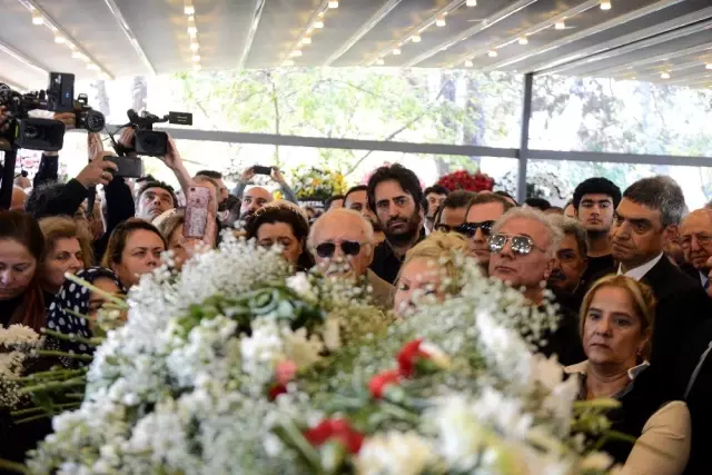 Usta tiyatrocu Yıldız Kenter son yolculuğuna uğurlandı Usta tiyatrocu Yıldız Kenter son yolculuğuna uğurlandı