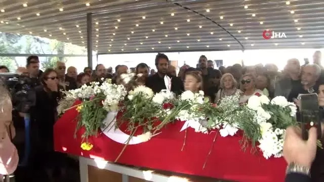 Usta tiyatrocu Yıldız Kenter son yolculuğuna uğurlandı.