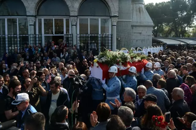 Usta tiyatrocu Yıldız Kenter son yolculuğuna uğurlandı Usta tiyatrocu Yıldız Kenter son yolculuğuna uğurlandı