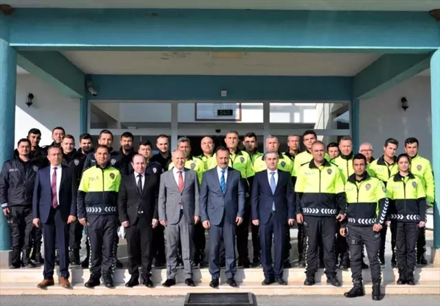 Vali Şentürk'ten, Çevik Kuvvet ve Bölge Trafik ekiplerine ziyaret Vali Şentürk'ten, Çevik Kuvvet ve Bölge Trafik ekiplerine ziyaret