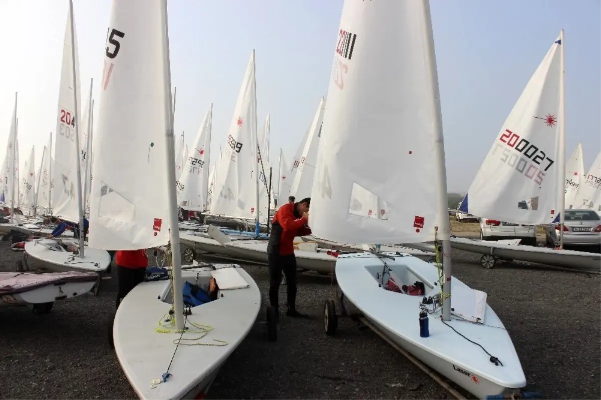 Yelkenler Büyükçekmece'de rüzgarla buluştu