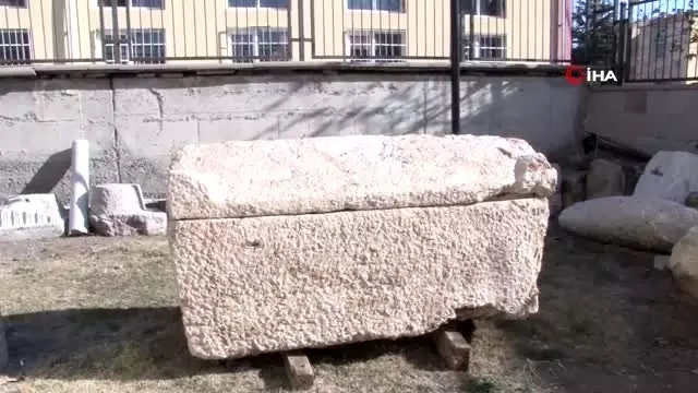 Yol çalışmasında 2 bin yıllık lahit bulundu