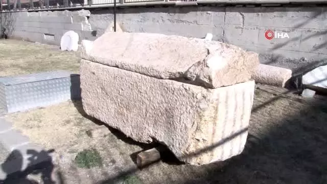 Yol çalışmasında 2 bin yıllık lahit bulundu Yol çalışmasında 2 bin yıllık lahit bulundu