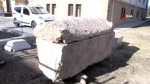 Yol çalışmasında 2 bin yıllık lahit bulundu Yol çalışmasında 2 bin yıllık lahit bulundu