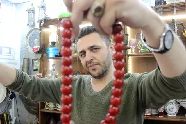 Yüzlerce yıllık tespihler altın fiyatına satılıyor Yüzlerce yıllık tespihler altın fiyatına satılıyor