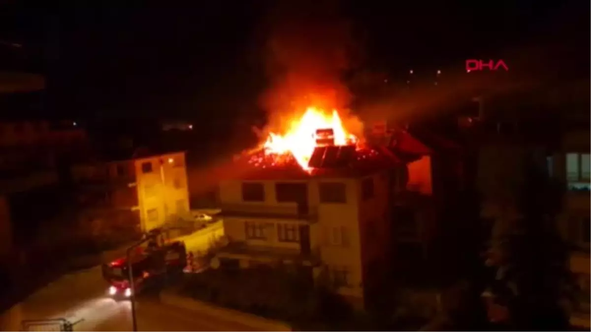 3 katlı binanın çatısı yandı