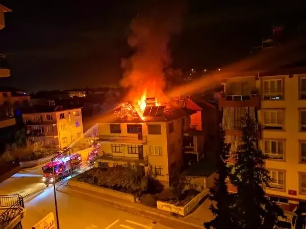 3 katlı binanın çatısı yandı 3 katlı binanın çatısı yandı