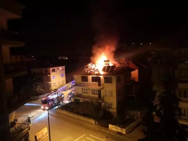 3 katlı binanın çatısı yandı 3 katlı binanın çatısı yandı