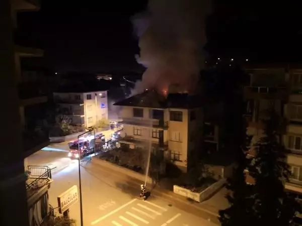 3 katlı binanın çatısı yandı 3 katlı binanın çatısı yandı