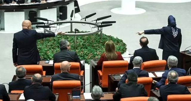 AK Parti, 'Bu kadına haddini bildirin' diyen CHP'li Engin Özkoç'u ortak açıklamayla kınadı AK Parti, 'Bu kadına haddini bildirin' diyen CHP'li Engin Özkoç'u ortak açıklamayla kınadı