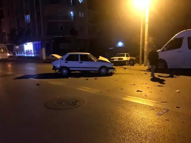 Alkollü olduğu iddia edilen sürücüye hızla gelen otomobil çarptı: 2 yaralı