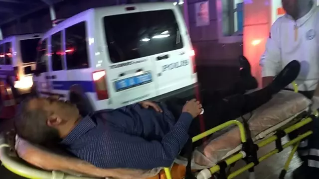 Bursa'da kapıcı ve yönetici kavgasında baltalar konuştu: 1 polis yaralı Bursa'da kapıcı ve yönetici kavgasında baltalar konuştu: 1 polis yaralı
