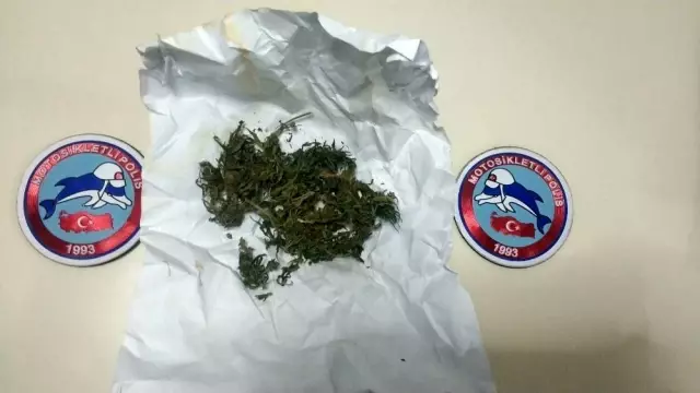 Çalıntı motosikletle gezen şahıstan uyuşturucu madde çıktı Çalıntı motosikletle gezen şahıstan uyuşturucu madde çıktı