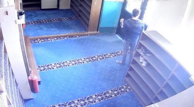 Camiye dadanan hırsızlar dua ettikten sonra yardım kutusundaki paraları çaldı