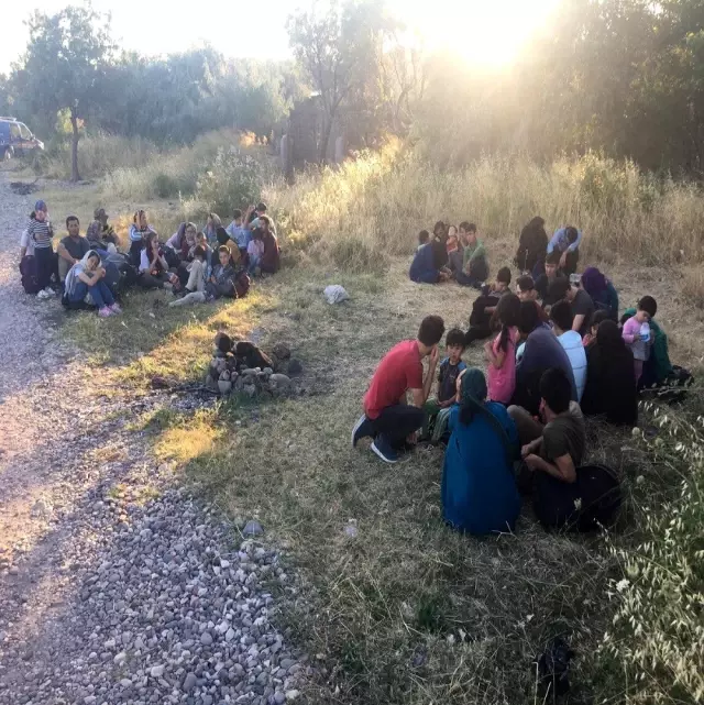 Çanakkale'de 43 düzensiz göçmen yakalandı Çanakkale'de 43 düzensiz göçmen yakalandı