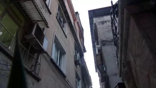 Cezaevi firarisi, eşini kalbinden ve karnından bıçaklayarak öldürdü Cezaevi firarisi, eşini kalbinden ve karnından bıçaklayarak öldürdü