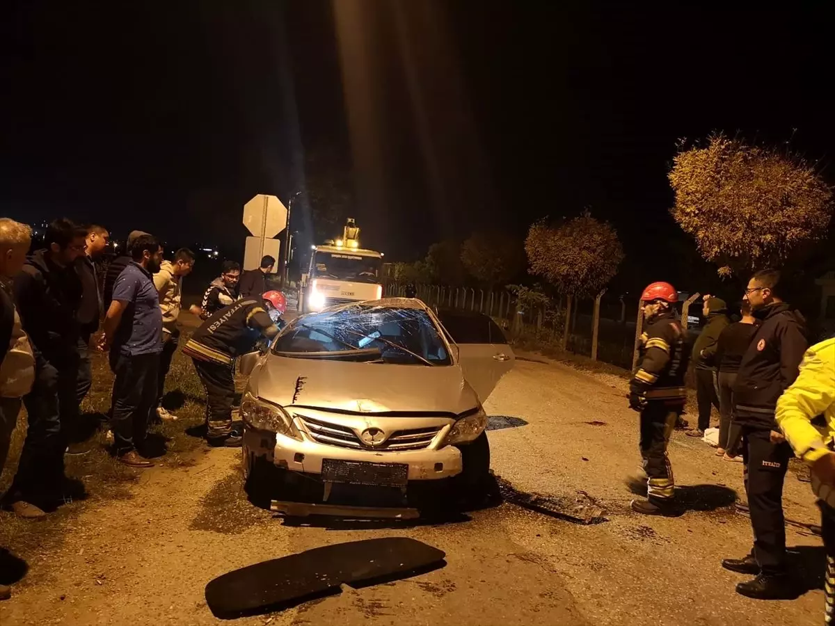 Denizli'de devrilen otomobildeki 3 kişi yaralandı