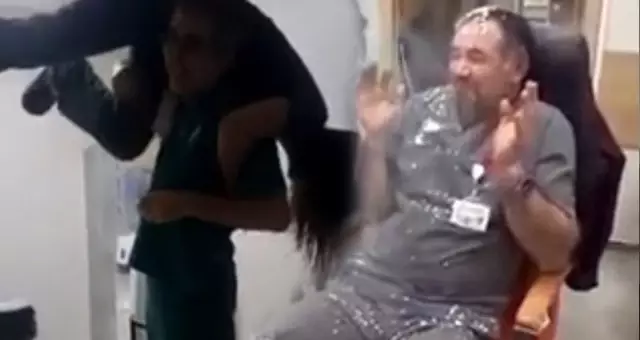 Devlet hastanesinin acilinde doktor ve hemşirelerden köpük partisi Devlet hastanesinin acilinde doktor ve hemşirelerden köpük partisi