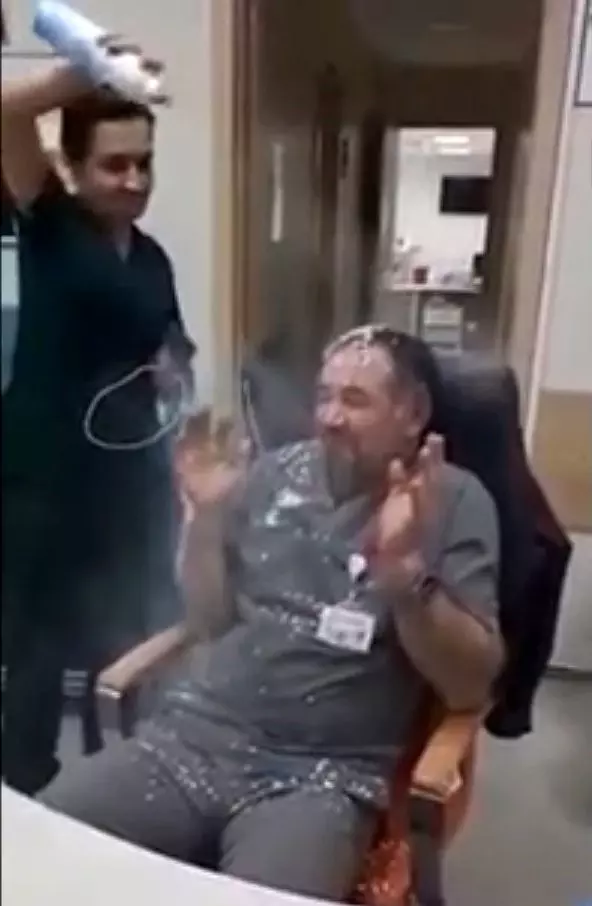 Devlet hastanesinin acilinde doktor ve hemşirelerden köpük partisi Devlet hastanesinin acilinde doktor ve hemşirelerden köpük partisi