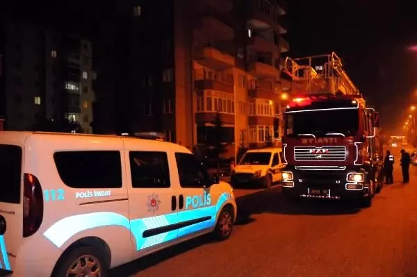Eşini bıçaklayıp kendisini eve kilitledi Eşini bıçaklayıp kendisini eve kilitledi