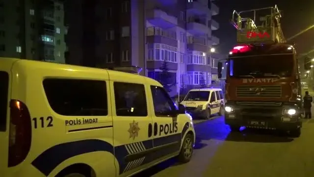 Eşini bıçaklayıp kendisini eve kilitledi Eşini bıçaklayıp kendisini eve kilitledi