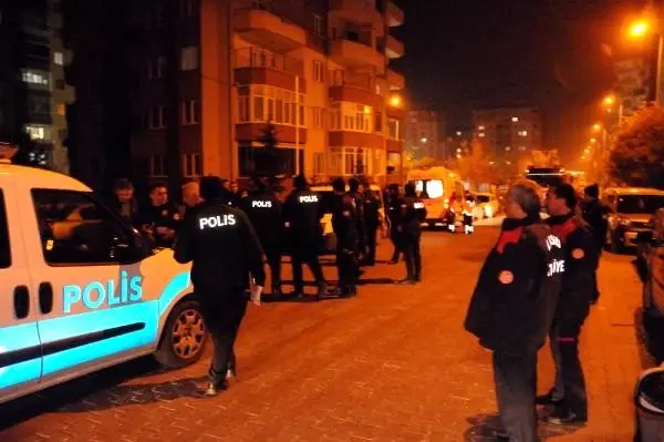 Eşini bıçaklayıp kendisini eve kilitledi Eşini bıçaklayıp kendisini eve kilitledi