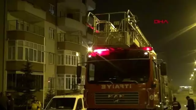 Eşini bıçaklayıp kendisini eve kilitledi Eşini bıçaklayıp kendisini eve kilitledi
