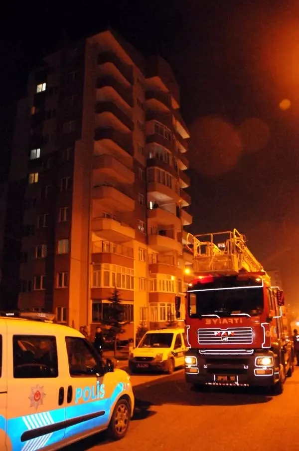 Eşini bıçaklayıp kendisini eve kilitledi Eşini bıçaklayıp kendisini eve kilitledi