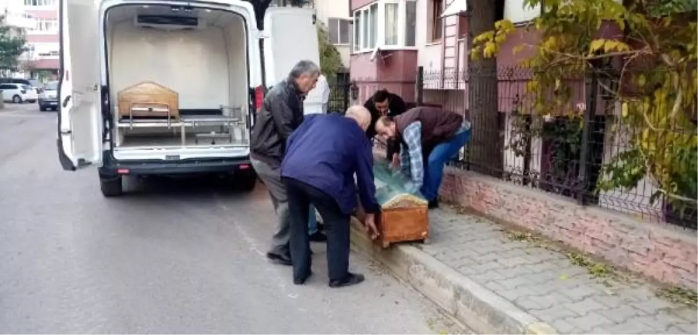 Evde bakıcısı tarafından ölü bulundu