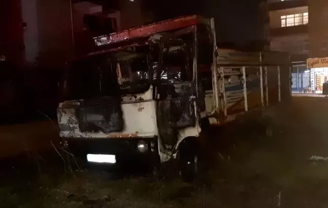 Gebze'de park halindeki kamyonet yandı