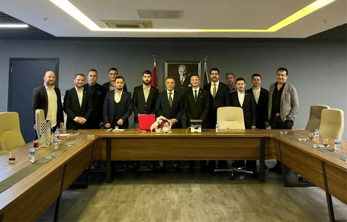 Genç Beşiktaşlılar Grubu'ndan Ahmet Nur Çebi'ye hayırlı olsun ziyareti