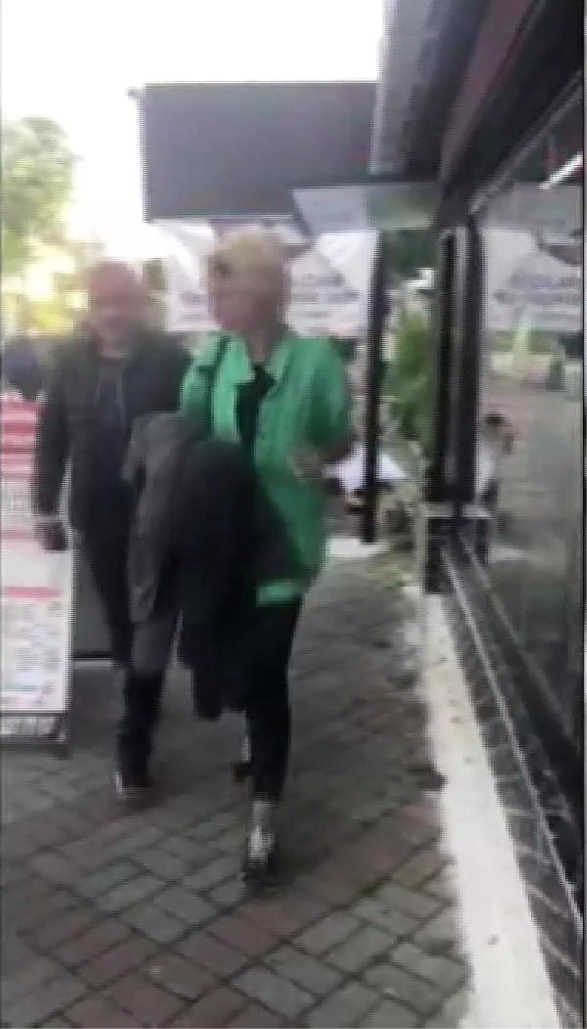 (Gözaltına alınma görüntüsüyle ) Beşiktaş'ta kafe önünde öğretmen kadına saldıran kadın yakalandı