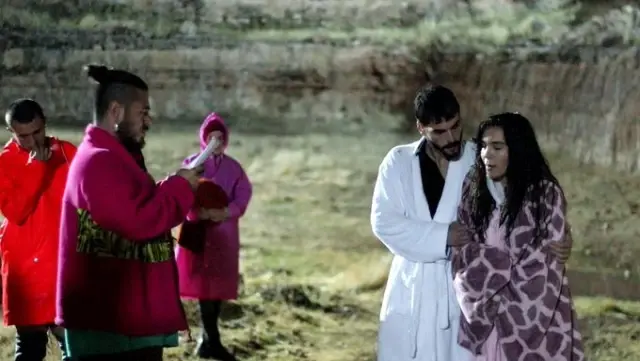Hercai dizisinde başrol oyuncuları 6 saat boyunca yağmur altında kaldı