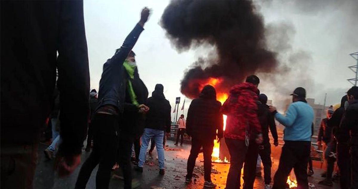 İran'da Hamaney'e yakın gazete, protesto liderlerinin 'idamla' yargılanacağını yazdı