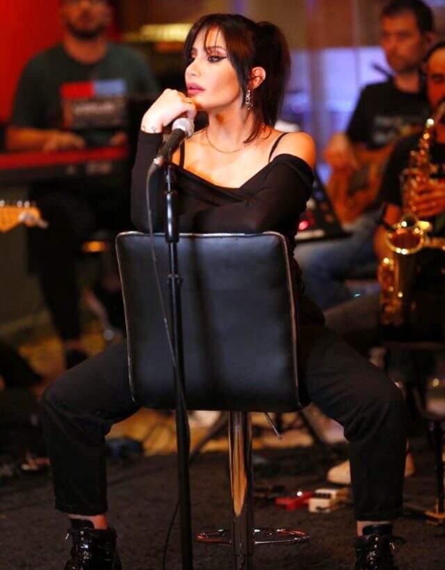 İrem Derici saplantılı hayranından korktuğu için evinden taşınıp ailesinin yanına yerleşti