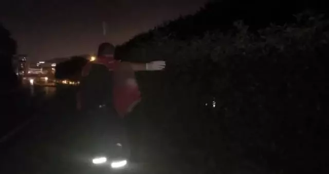 İstanbul'un göbeğinde genç kıza tecavüz girişiminde bulundular İstanbul'un göbeğinde genç kıza tecavüz girişiminde bulundular