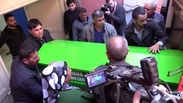 Kamyonetin çarpması sonucu ölen 6 yaşındaki Erol toprağa verildi - ADANA Kamyonetin çarpması sonucu ölen 6 yaşındaki Erol toprağa verildi - ADANA