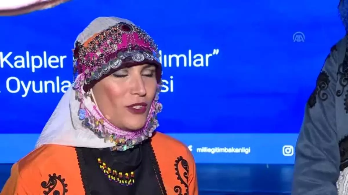 Öğretmenler başkentte halk oyunları gösterisi sundu