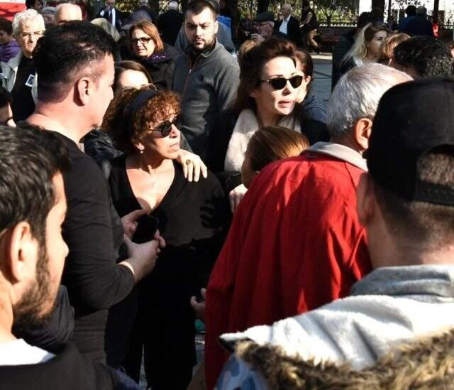 Oyuncu Şebnem Sönmez, Yıldız Kenter'in cenazesinde canlı yayın yapmak isteyen vatandaşla tartıştı