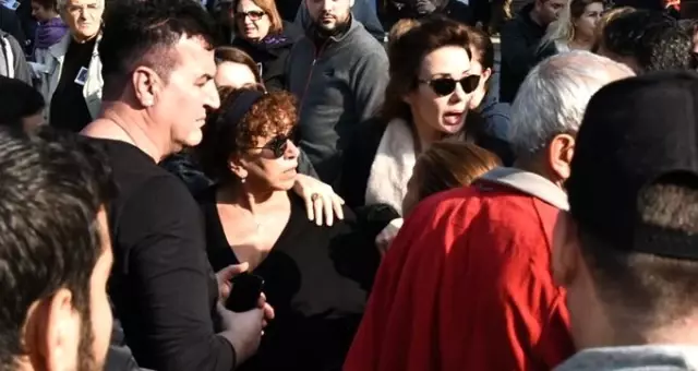 Oyuncu Şebnem Sönmez, Yıldız Kenter'in cenazesinde canlı yayın yapmak isteyen vatandaşla tartıştı Oyuncu Şebnem Sönmez, Yıldız Kenter'in cenazesinde canlı yayın yapmak isteyen vatandaşla tartıştı