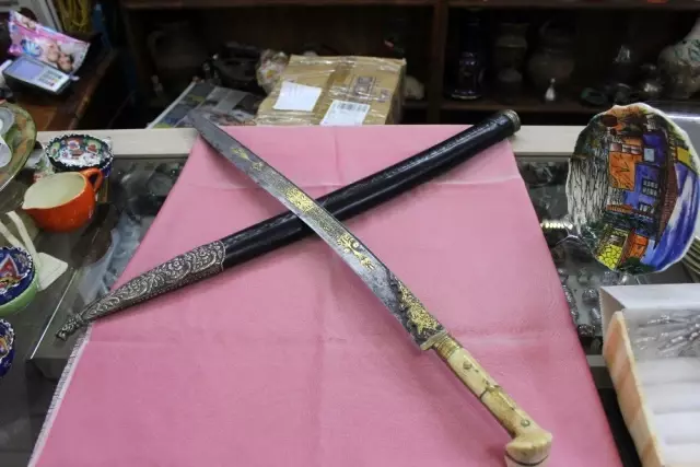 (Özel) Altın işlemeli 218 yıllık kılıcı otomobil fiyatına satışa çıkarttı (Özel) Altın işlemeli 218 yıllık kılıcı otomobil fiyatına satışa çıkarttı