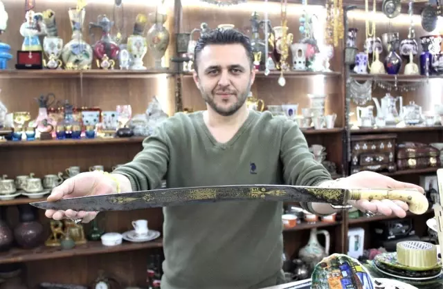 (Özel) Altın işlemeli 218 yıllık kılıcı otomobil fiyatına satışa çıkarttı (Özel) Altın işlemeli 218 yıllık kılıcı otomobil fiyatına satışa çıkarttı