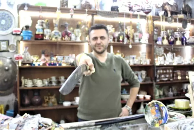 (Özel) Altın işlemeli 218 yıllık kılıcı otomobil fiyatına satışa çıkarttı (Özel) Altın işlemeli 218 yıllık kılıcı otomobil fiyatına satışa çıkarttı
